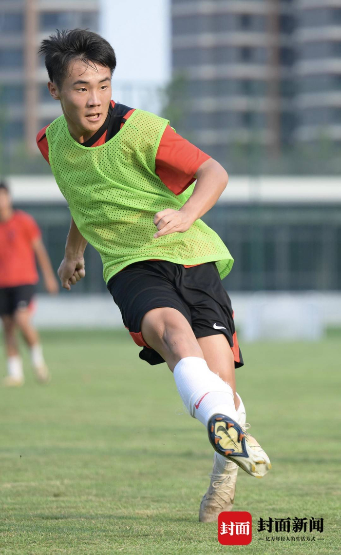 彩经网-少年“小帅”：从中乙首球到金童加冕，成都09后小将逐梦绿茵|帅惟浩|里基·卢比奥|成都蓉城足球俱乐部|U17亚洲杯|中国金球奖_新浪新闻